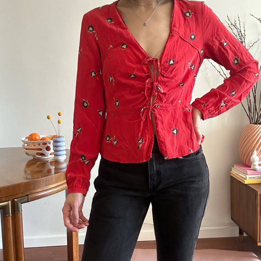 Intermix 100% Silk red floral tie front Blouse - Size 6